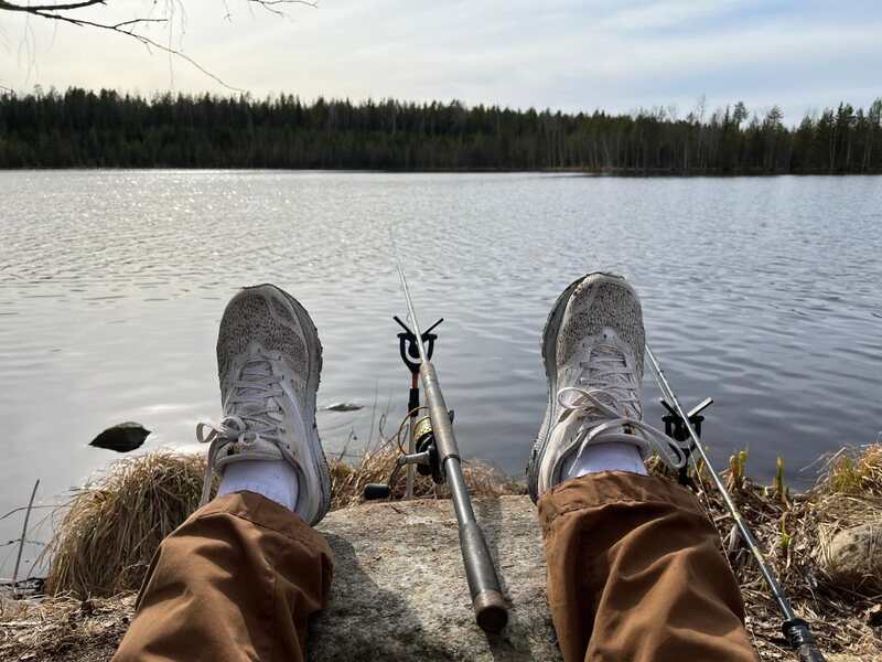 Kalastusretki järven rannalla – vavat valmiina veden äärellä