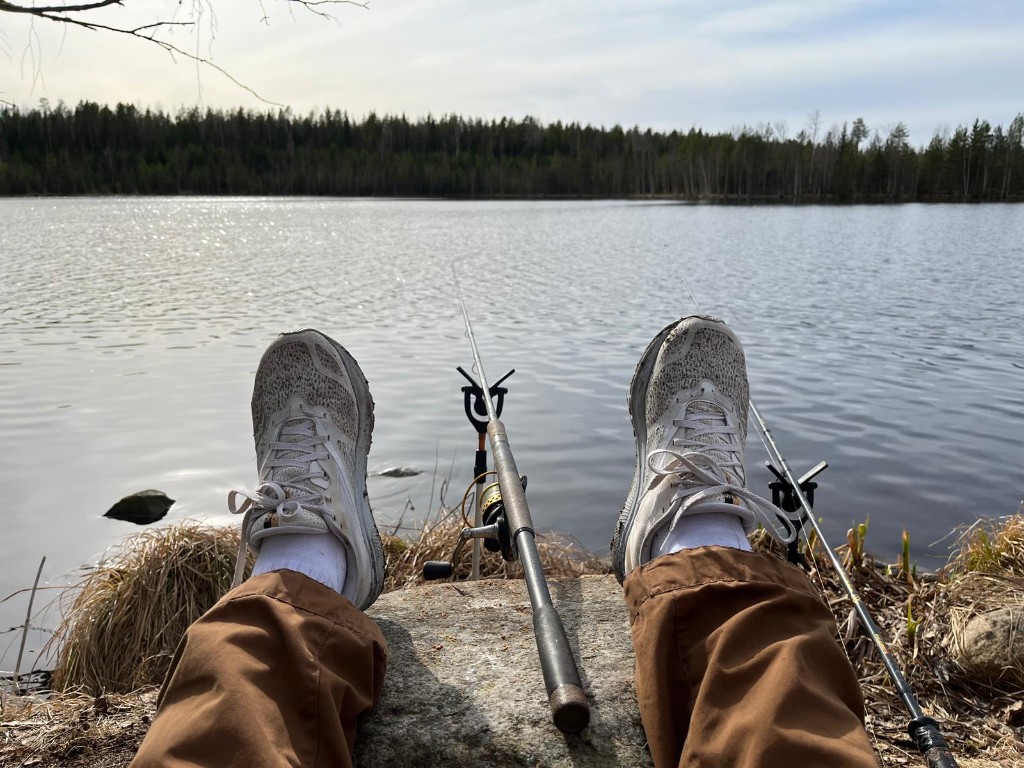 Kalastusretki järven rannalla – vavat valmiina veden äärellä